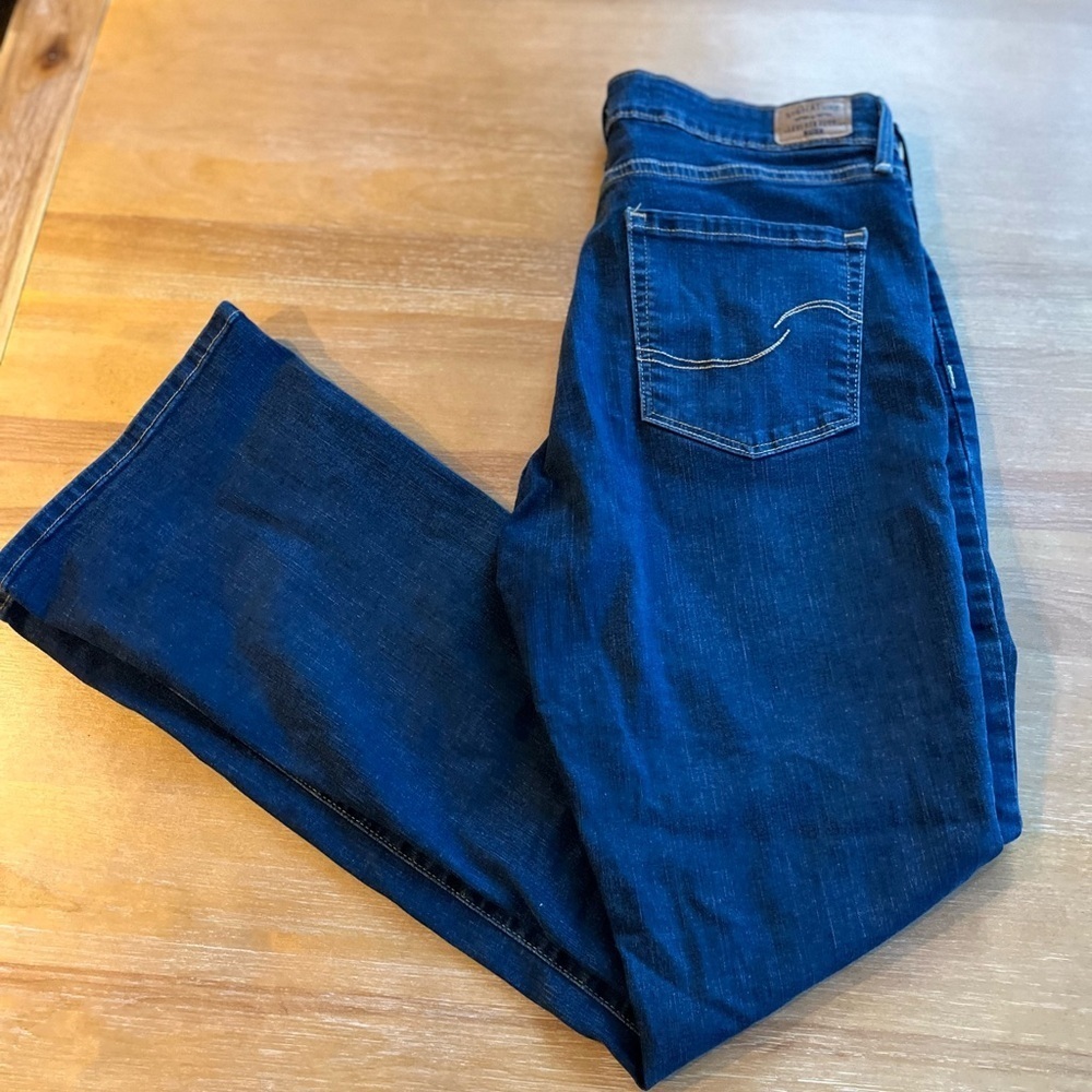 Levi’s womens signature gold totally shaping bootcut jeans. 30x32 medium wash